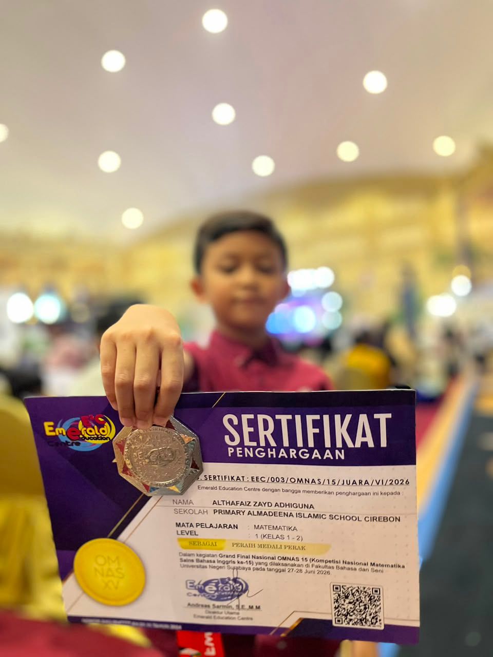 Althafaiz Zayd Adhiguna memegang sertifikat medali perak OMNAS 15